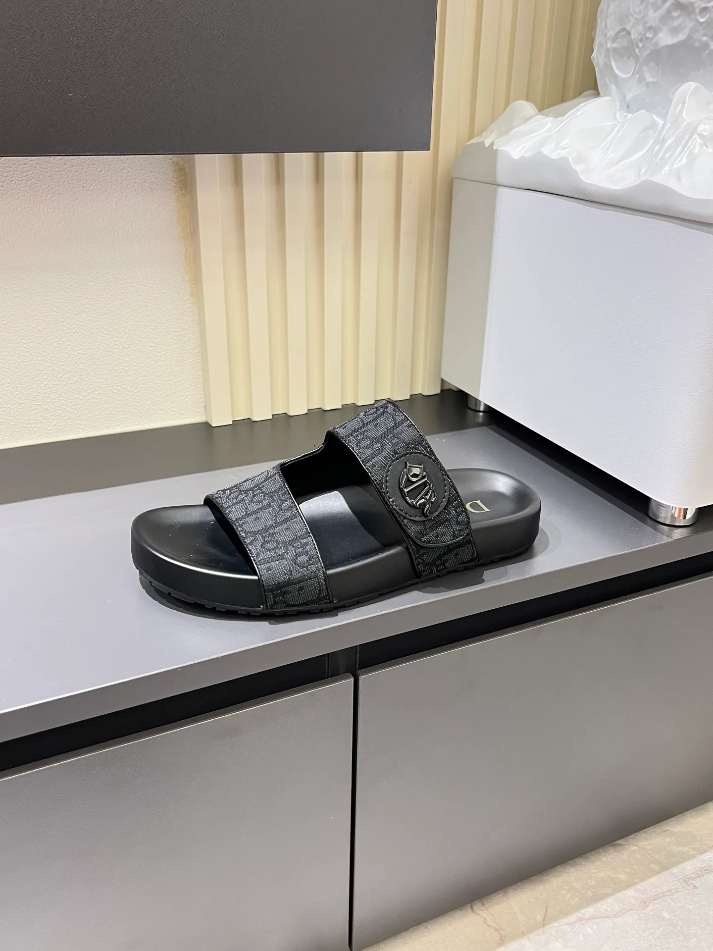 Men's men's shoes 💰p300 Size 38-45 Dior Dior's latest H-Town series Oblique thick sole slippers sandals Original purchase development and production This Dior H-Town sandals pay tribute to the classic logo of sports style and highlight Dior's high-end spirit. Crafted from black rubber with a beige and black Oblique printed upper, it's accentuated with tonal calfskin details. The rubber sole incorporates a variety of elements and is embellished with the Dior logo for a refined, futuristic look. Can be worn with shorts or jeans. Comes with exquisite packaging at the counter 🛍📦 ▪️ Fabric: Original customized imported Oblique embroidery ▪️ Lining: Imported soft sheepskin ▪️ Sole: Original molded ultra-light foam material ▪️ Bottom thickness: 4CM